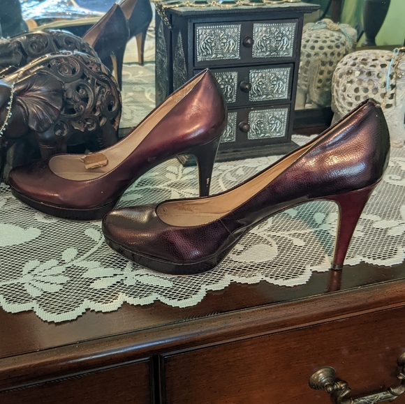 Vince Camuto heals, size 9, red - Picture 2 of 3